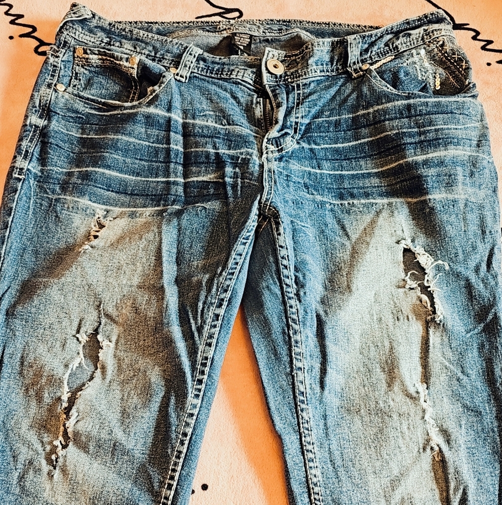💥SALE💥Classic Distressed Women's Blue Jean Capris